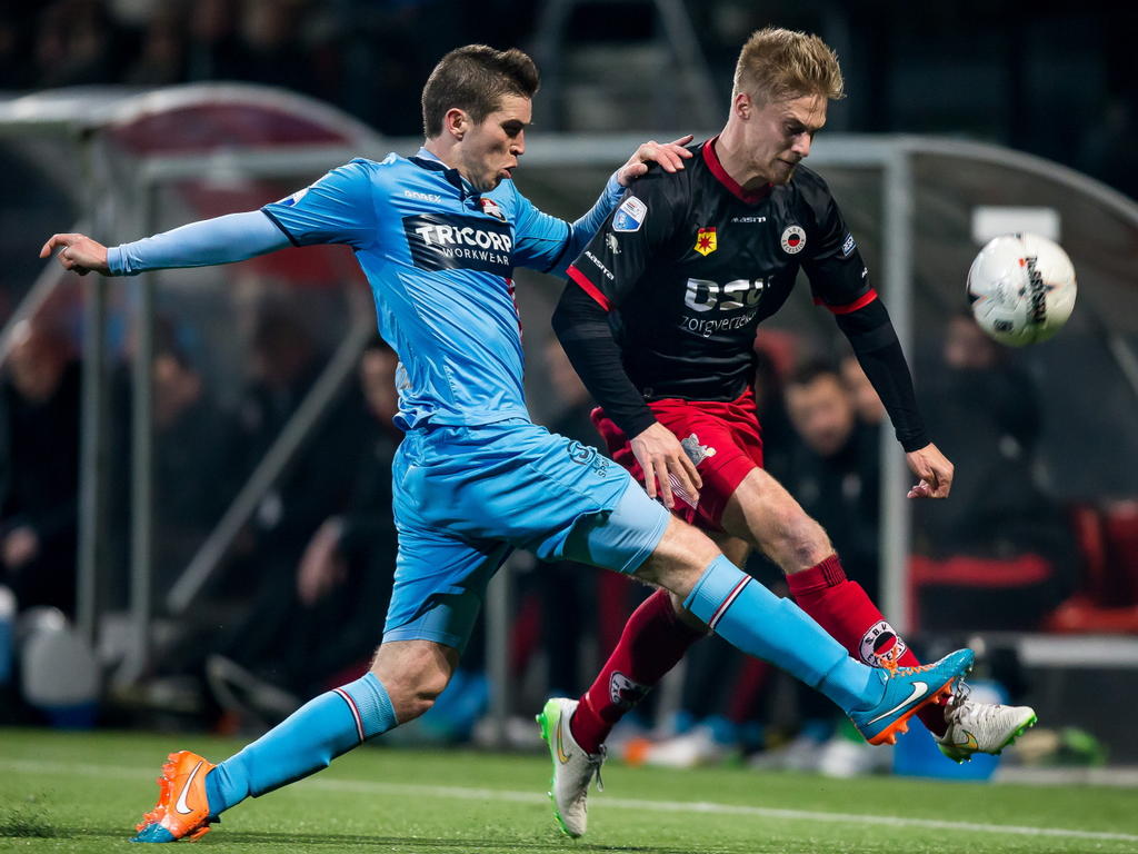 Dries Wuytens (l.) probeert de bal af te pakken van Tom van Weert (r.) tijdens Excelsior - Willem II. (14-03-2015)