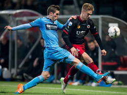 Dries Wuytens (l.) probeert de bal af te pakken van Tom van Weert (r.) tijdens Excelsior - Willem II. (14-03-2015)