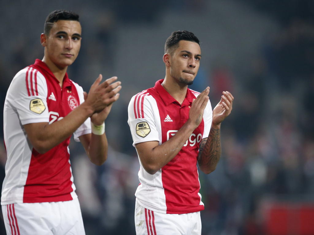 Aanvallers Anwar El Ghazi (l.) en Ricardo Kishna bedanken het publiek na de overwinning van Ajax op FC Twente. (15-02-2015).