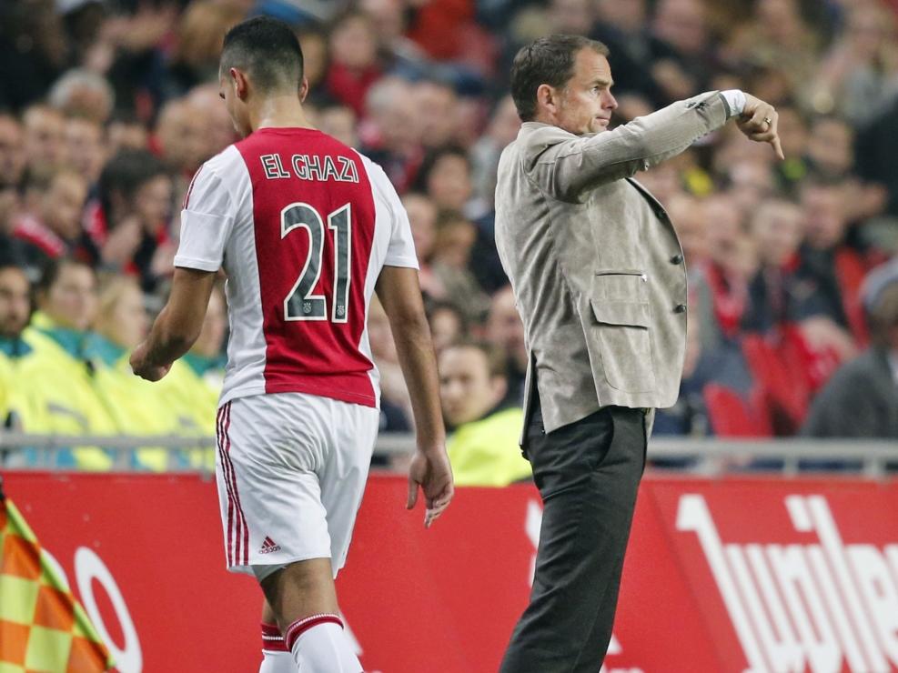 Anwar El Ghazi (l.) kan geen indruk achterlaten in een wedstrijd waarin Ajax zes keer scoort. Tegen Roda JC haalt trainer Frank de Boer zijn rechtsbuiten dan ook naar de kant. (31-10-2015)