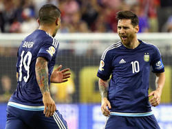 Messi y Banega celebran uno de los tantos del partido. (Foto: Getty)