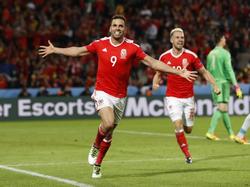 Hal Robson-Kanu viert zijn geweldige doelpunt tegen België met Wales in de kwartfinale op het EK in Frankrijk. (01-07-2016)