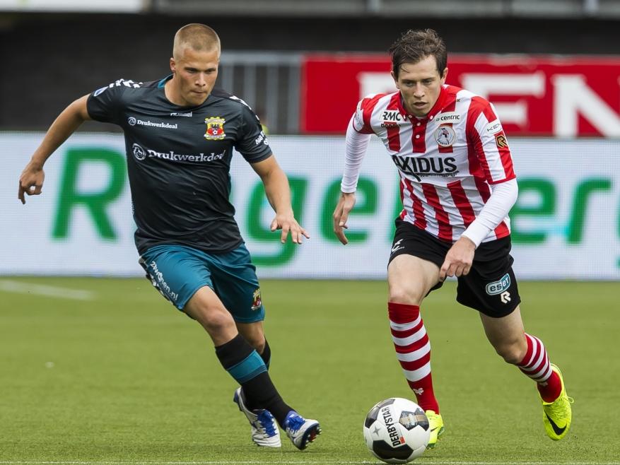 Henrik Ojamaa (l.) en Craig Goodwin proberen allebei bij de bal te komen, tijdens de wedstrijd tussen Sparta Rotterdam en Go Ahead Eagles.