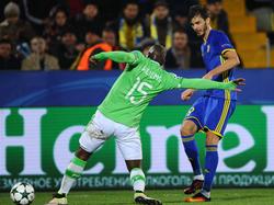 Jetro Willems (l.) tikt de bal over de zijlijn voordat Aleksandr Erokhin (r.) gevaarlijk kan worden tijdens FK Rostov - PSV. (28-09-2016)
