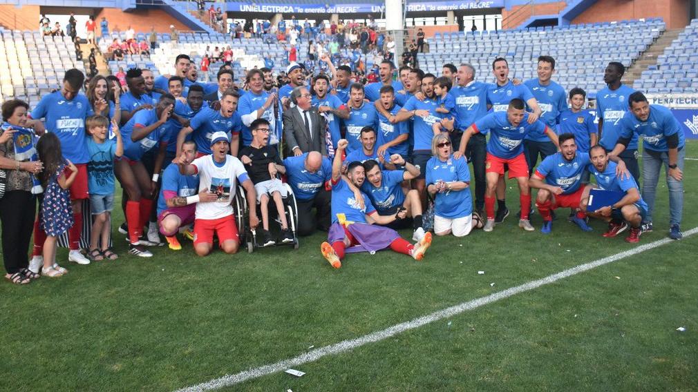 Los jugadores del 'Fuenla' celebran el asenso en Huelva. (Foto: @gonness)