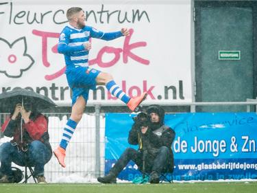 Lars Veldwijk kan juichen nadat hij PEC Zwolle op voorsprong heeft gezet tegen Feyenoord. (14-02-2016)