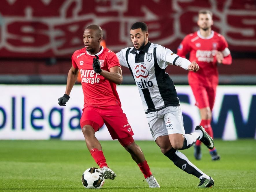 Brandley Kuwas (r.) probeert druk te zetten op Kamohelo Mokotjo (l.), die daar niet van onder de indruk raakt. (20-01-2017) Brandley Kuwas (r.) probeert druk te zetten op Kamohelo Mokotjo (l.), die daar niet van onder de indruk raakt. (20-01-2017)