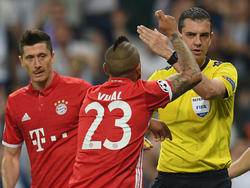 Robert Lewandowksi (l.) und Arturo Vidal kritisierten Referee Viktor Kassai