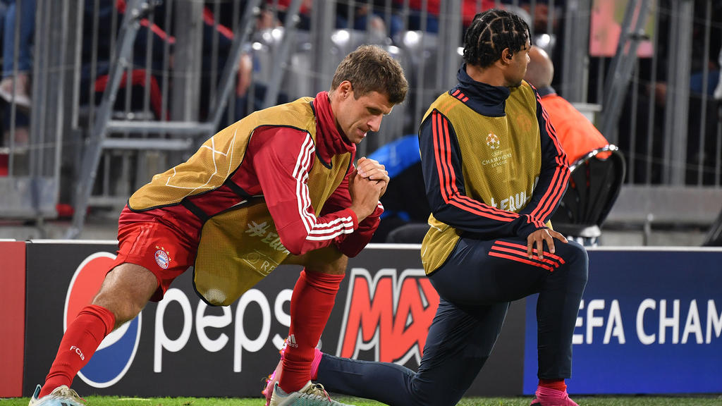 Thomas Müller (l.) spielt beim FC Bayern nur ungerne auf dem Flügel