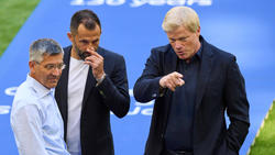 Oliver Kahn (r.) will die Transfers von Barca nicht bewerten
