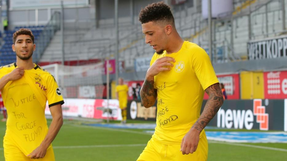 Jadon Sancho (r.) und Achraf Hakimi bei ihrem Protest Jadon Sancho (r.) und Achraf Hakimi bei ihrem Protest
