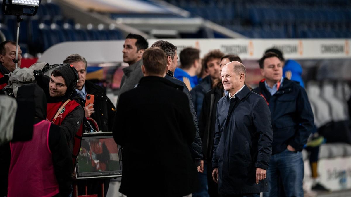 Bundeskanzler Olaf Scholz gibt vor dem Spiel der DFB-Frauen gegen Schweden in Duisburg ein Interview