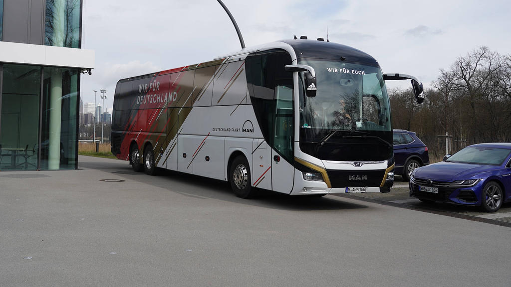 Der Bus der deutschen Nationalmannschaft ist ab sofort im Zeichen von Franz Beckenbauer unterwegs