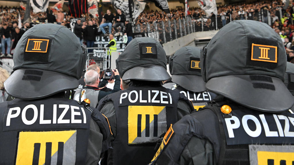 Der Frankfurter Polizeipräsident verurteilt die Ausschreitungen beim Spiel der Eintracht gegen Stuttgart scharf.