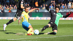 Schreckmoment im Derby: Braunschweigs Robin Krauße (l.) musste in ein Krankenhaus gebracht werden.