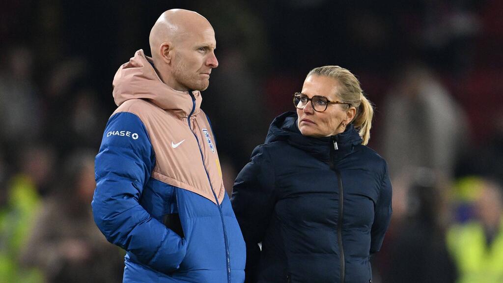 Arjan Veurink (l.) wird nach der Fußball-EM 2025 neuer Frauen-Bondscoach Arjan Veurink (l.) wird nach der Fußball-EM 2025 neuer Frauen-Bondscoach