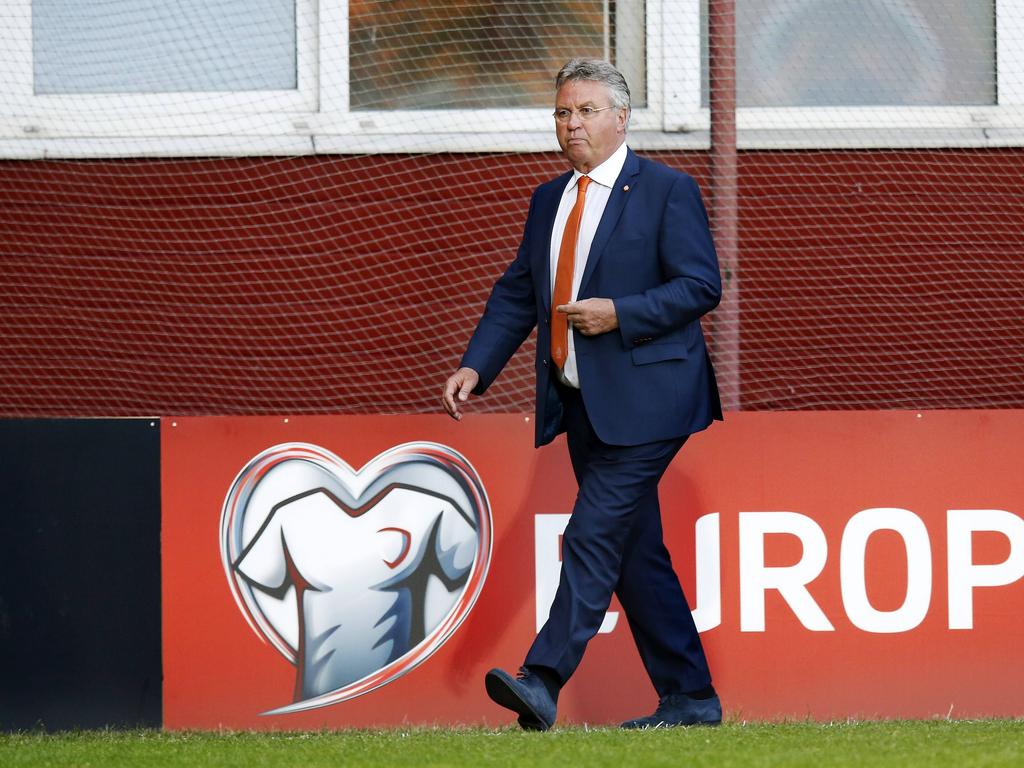 Guus Hiddink loopt richting de dugout voorafgaand aan het EK-kwalificatieduel Letland - Nederland. (12-06-2015) Guus Hiddink loopt richting de dugout voorafgaand aan het EK-kwalificatieduel Letland - Nederland. (12-06-2015)