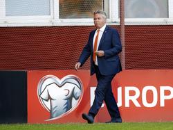 Guus Hiddink loopt richting de dugout voorafgaand aan het EK-kwalificatieduel Letland - Nederland. (12-06-2015)