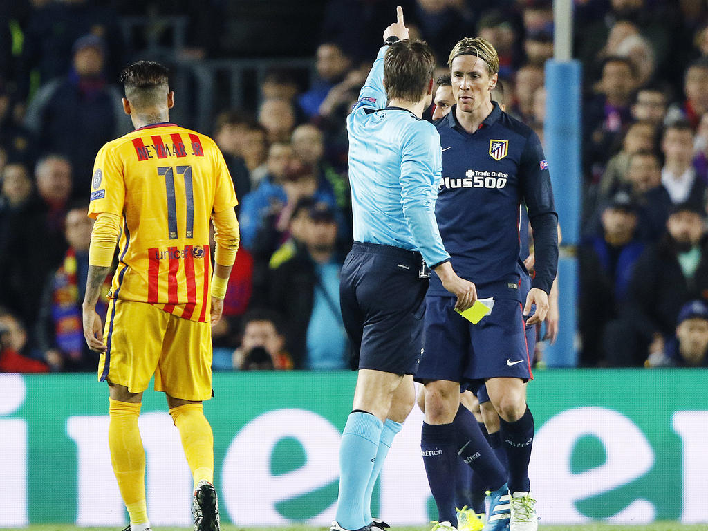 Fernando Torres is boos op de scheidsrechter nadat hij het veld moet verlaten. De spits ontvangt zijn tweede gele kaart tegen Barcelona en moet vroegtijdig vertrekken. (5.4.2016) Fernando Torres is boos op de scheidsrechter nadat hij het veld moet verlaten. De spits ontvangt zijn tweede gele kaart tegen Barcelona en moet vroegtijdig vertrekken. (5.4.2016)