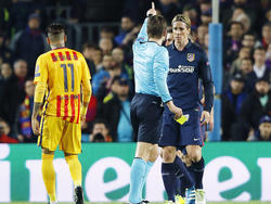 Fernando Torres is boos op de scheidsrechter nadat hij het veld moet verlaten. De spits ontvangt zijn tweede gele kaart tegen Barcelona en moet vroegtijdig vertrekken. (5.4.2016)