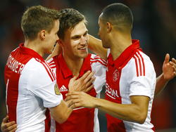 Jöel Veltman (m.) maakt de 3-0 tegen Willem II en hij wordt bejubeld door Niklas Moisander (l.) en Ricardo van Rhijn. (06-12-2014)