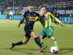 Demy de Zeeuw (l.) van NAC Breda vecht een duel uit met Aaron Meijers (r.) van ADO Den Haag. (14-02-2015)
