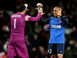 Fanbinho (dcha.) celebra con Subašić (izq.) la victoria del Mónaco en casa del Arsenal. (Foto: Getty)