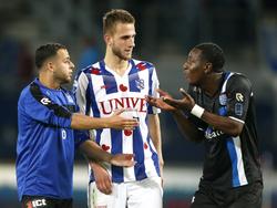 Abdel Malek El Hasnaoui (l.), Branco van den Boomen (m.) en Sheraldo Becker praten na de wedstrijd sc Heerenveen - PEC Zwolle met elkaar. Het trio kent elkaar van hun gezamenlijke periode bij Jong Ajax. (29-08-2015)