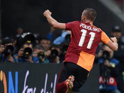 Lukas Podolski (m.) genießt nach seinem Sieg-Treffer in der Champions League die Lobeshymnen