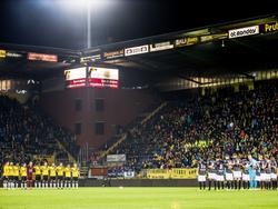 Voor de wedstrijd NAC Breda - Sparta houden de spelers en fans een minuut stilte. Aan NAC Breda-zijde overleed Wally Brandenburg, oud-voorzitter van de club. Ook bij Sparta is het tijd voor rouw, aangezien oud-voorzitter Floor Brouwer op 86-jarige leeftijd overleed. (23-10-2015)