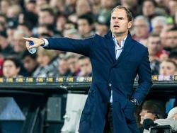 Ajax-trainer Frank de Boer is langs de kant druk aan het gebaren tijdens de beladen bekerwedstrijd tegen Feyenoord. (28-10-2015)