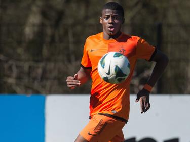Javairô Dilrosun in actie tijdens Nederland onder 16 - Ierland onder 16. (20-03-2014)