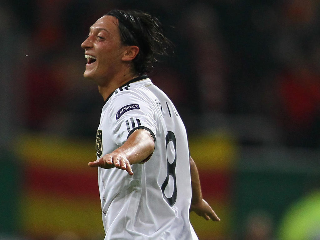 Mesut Özil wird zukünftig neben dem Nationaltrikot das vom FC Arsenal tragen Mesut Özil wird zukünftig neben dem Nationaltrikot das vom FC Arsenal tragen