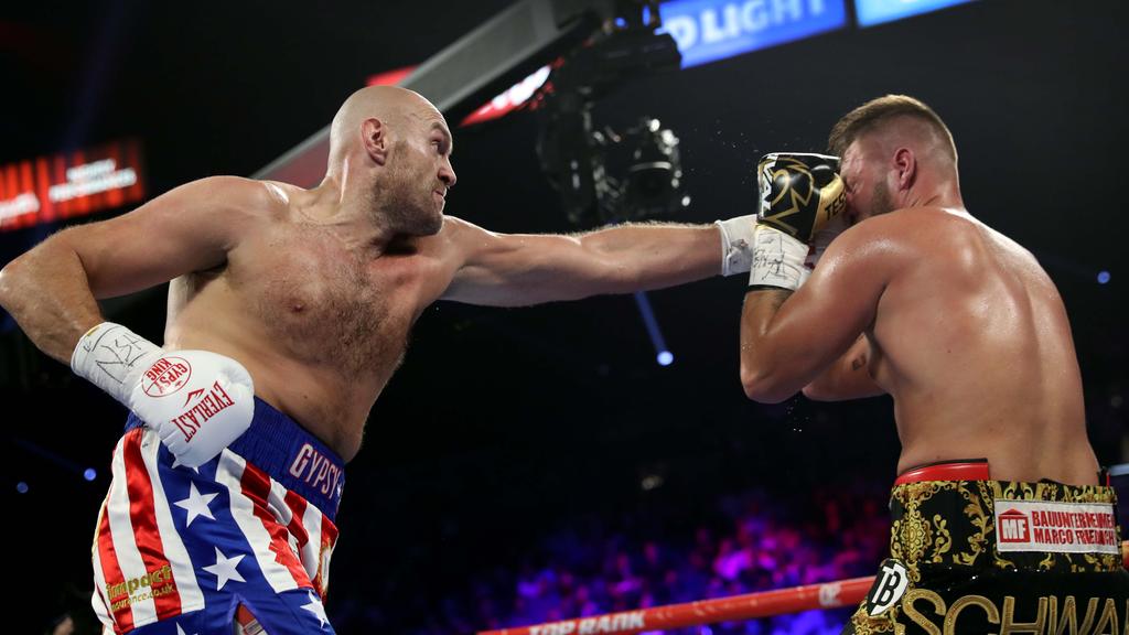 Tyson Fury feiert seinen Sieg über Tom Schwarz Tyson Fury feiert seinen Sieg über Tom Schwarz