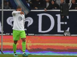 Jeffrey Bruma verlaat het veld zichtbaar teleurgesteld. De verdediger van VfL Wolfsburg heeft een rode kaart gekregen in het duel met SV Darmstadt 98. (22-10-2016)