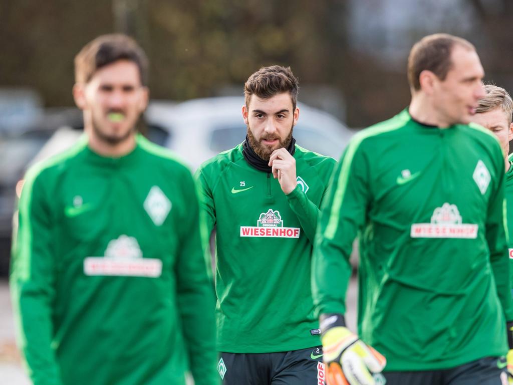 Petsos (Mitte) ist einer von fünf Streichkandidaten des SV Werder Bremen