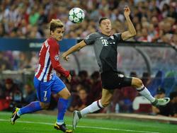 Manchester United hat nach der scheinbaren Absage von Griezmann offenbar Robert Lewandowsk (r.)i ins Auge gefasst