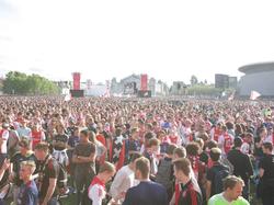 Duizenden supporters van Ajax bekijken de finale tegen Manchester United op het Museumplein in Amsterdam. (24-05-2017)