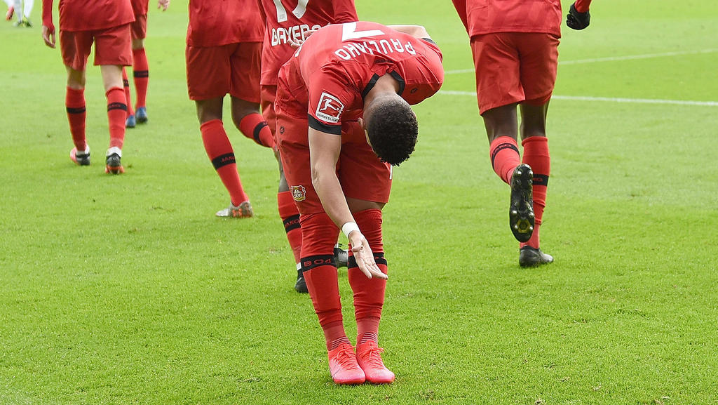 Doppelpacker Paulinho verbeugt sich vor den Fans von Bayer Leverkusen