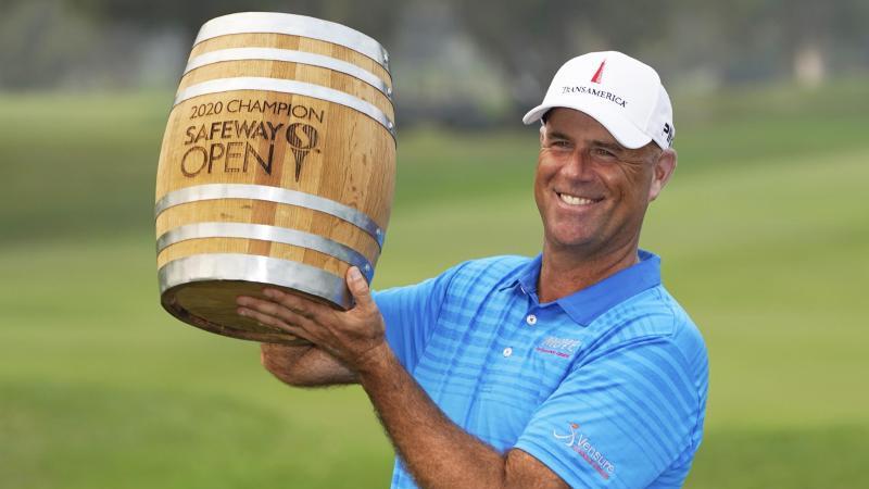 Stewart Cink hält nach dem Sieg seine Trophäe in den Händen Stewart Cink hält nach dem Sieg seine Trophäe in den Händen