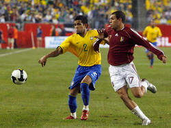 Dani Alves contra Venezuela en el 2008. (Foto: Getty)