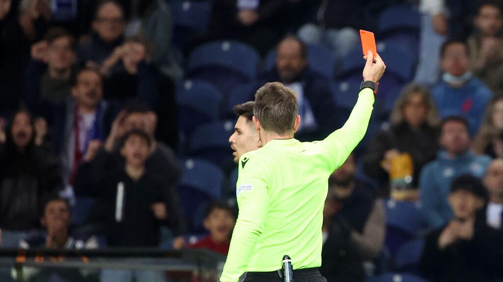 Schiedsrichter Tobias Stieler zeigt Romas Bryan Cristante die Gelb-Rote Karte Schiedsrichter Tobias Stieler zeigt Romas Bryan Cristante die Gelb-Rote Karte