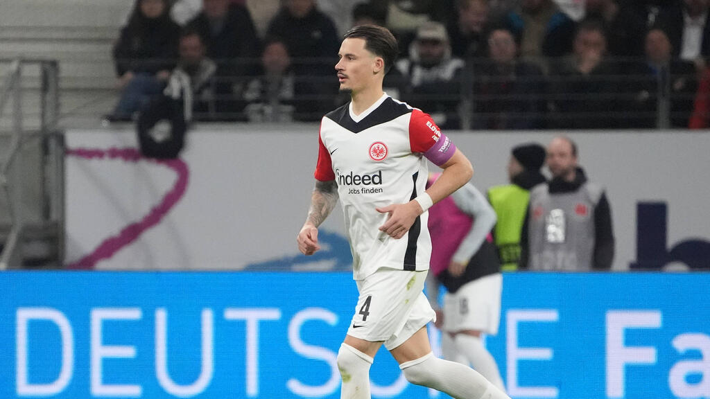 Robin Koch steht bei Eintracht Frankfurt noch bis Sommer 2027 unter Vertrag Robin Koch steht bei Eintracht Frankfurt noch bis Sommer 2027 unter Vertrag