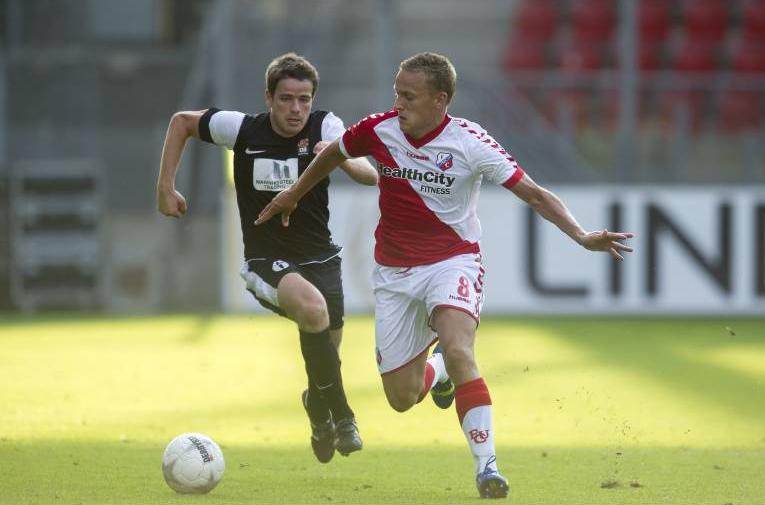 Jens Toornstra in duel met zijn tegenstander tijdens het gelijkspel met Differdange. (25-07-2013)
