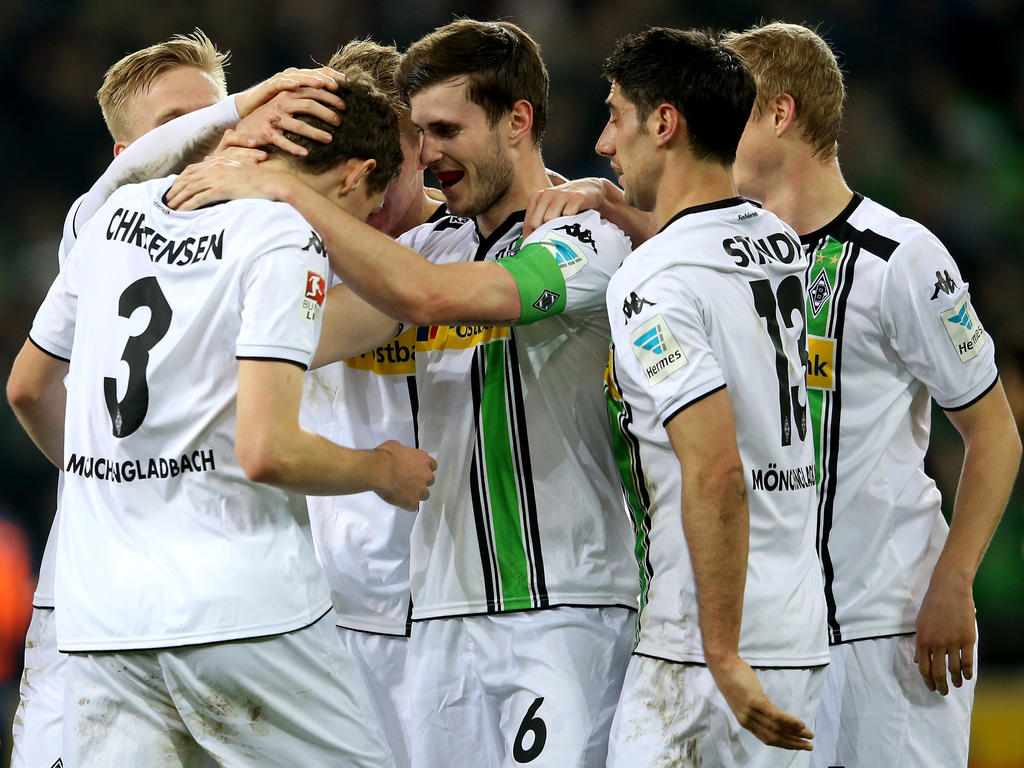 Andreas Christensen (izq.) celebrando su primer gol en la Bundesliga. (Foto: Getty)