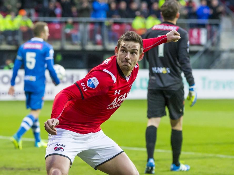 Vincent Janssen benut de penalty tegen PEC Zwolle en laat zich zien aan het thuispubliek. (16-04-2016)