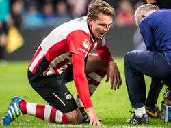 Luuk de Jong heeft een klap in het gezicht gekregen van Vitesse-doelman Eloy Room. De aanvoerder van PSV heeft verzorging nodig. (19-04-2016)
