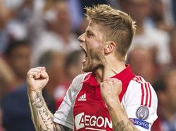 Lasse Schöne schreeuwt het uit na zijn treffer tegen Paris Saint-Germain. (17-09-2014)