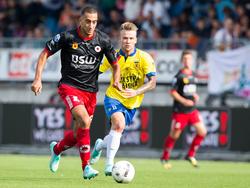 Albert Rusnák (r.) moet in de achtervolging bij Adil Auassar (l.) tijdens het competitieduel Excelsior - SC Cambuur. (28-09-2014)