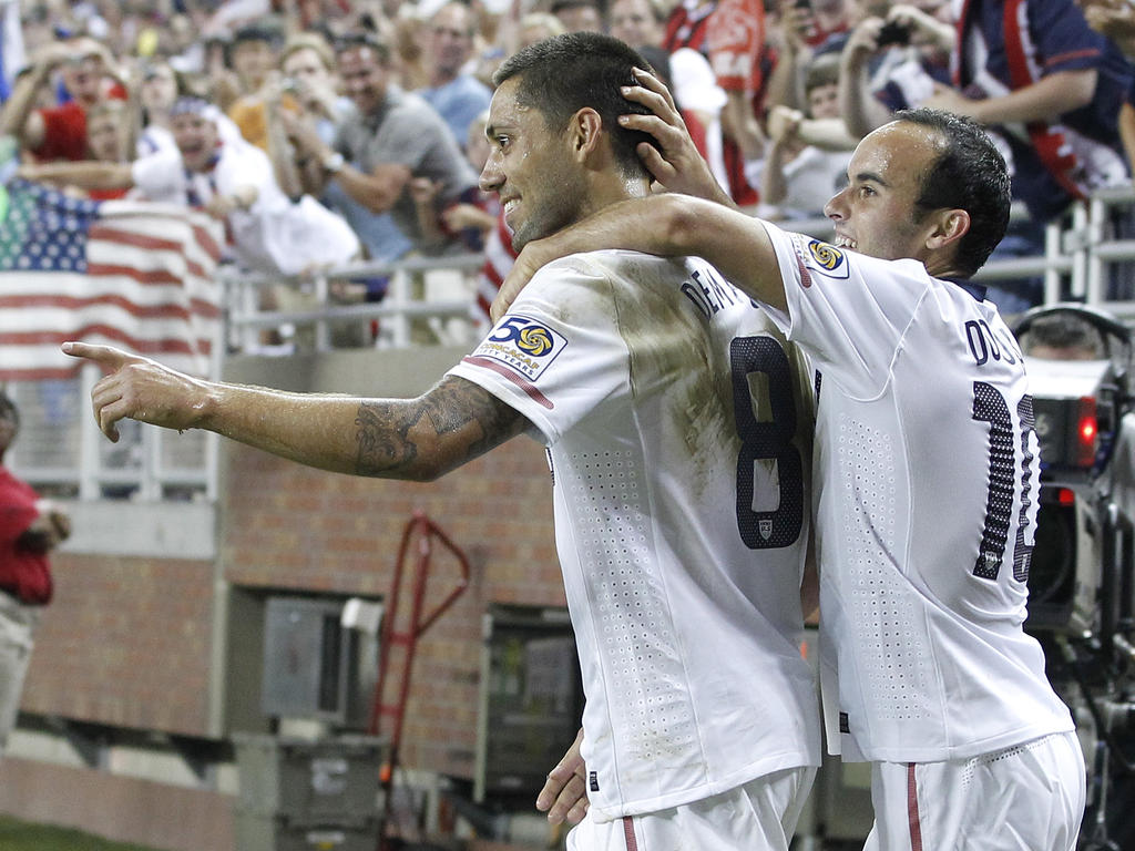 Donovan y Dempsey celebran un tanto. (Foto: Getty)